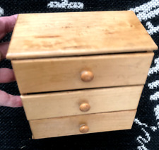Antiga Mini 3 Gavetas CAIXA de Gavetas Armazenamento de Bugigangas Joias de Madeira ROUPAS DE BONECA comprar usado  Enviando para Brazil