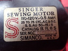 Máquina de costura vintage Singer B.R. Motor 8S funciona bem, mas precisa de novo cabo comprar usado Máquina de costura vintage Singer B.R. Motor 8S funciona bem, mas precisa de novo cabo comprar usado  Enviando para Brazil