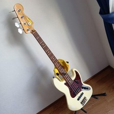 squier CV 60’sJB 2008, boa jogabilidade, alimentação comprar usado squier CV 60’sJB 2008, boa jogabilidade, alimentação comprar usado  Enviando para Brazil