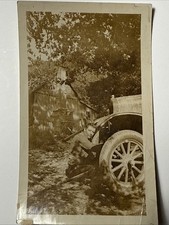 Foto instantânea vintage década de 1920 Hot Springs Arkansas homem trabalhando em celeiro de caminhão antigo comprar usado  Enviando para Brazil