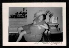 FOTO DE MESA FINAL CADEIRA CHAPÉU PALHA MULHER CASA PLANTAS 1957 FOTO ANTIGA/VINTAGE- E165 comprar usado  Enviando para Brazil