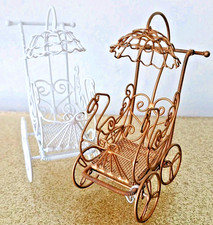 Lote de 2 carrinhos de bebê vintage design miniatura de metal para casa de bonecas branco e dourado comprar usado  Enviando para Brazil