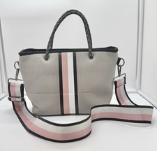 Bolsa de praia Haute Shore tiracolo neoprene cinza claro com listras pretas brancas rosa comprar usado  Enviando para Brazil