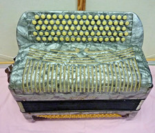 Bel accordéon vintage d'occasion  Village-Neuf