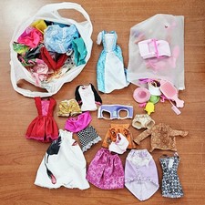 Barbie lotto vestiti usato  Bracciano