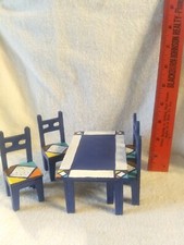 Mesa e 4 cadeiras em miniatura pintadas de madeira para casa de bonecas, usado comprar usado  Enviando para Brazil