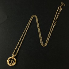 Collana con ciondolo usato  Spedire a Italy