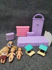 Lote de móveis vintage para casa de bonecas Barbie cama cômoda guarda-roupa mesa bonecas conjunto de brinquedos comprar usado  Enviando para Brazil