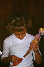 Foto slide 35 mm menina brincando com boneca Barbie brinquedo S459 comprar usado  Enviando para Brazil