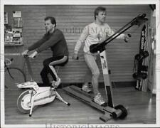 Foto de imprensa 1988 Allen Holmes e Greg Geibel exercícios na loja de bicicletas Holmes comprar usado  Enviando para Brazil