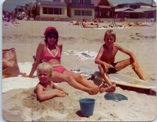 Usado, Foto vintage de verão prancha de surf Strand Beach Day Fun Sandcastle década de 1970 comprar usado  Enviando para Brazil