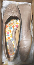 Born womens 8.5 for sale  Lacey