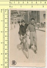 155 Dois Caras Abraço Andar Bicicleta Ciclismo Homens Caminhando Homens Foto Antiga Original comprar usado  Enviando para Brazil