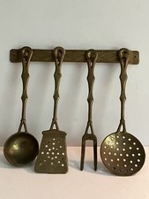 Juego de 4 utensilios de cocina de metal tono latón/dorado con soporte de montaje en pared segunda mano  Embacar hacia Mexico
