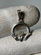 Pendentif charme claddagh d'occasion  Ambrières-les-Vallées