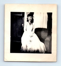 Foto quadrada antiga vintage SOLO MULHER NO VESTIDO SALA DE ESTAR POLTRONA INSTANTÂNEO, usado comprar usado Foto quadrada antiga vintage SOLO MULHER NO VESTIDO SALA DE ESTAR POLTRONA INSTANTÂNEO, usado comprar usado  Enviando para Brazil