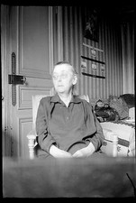 Old lady sitting d'occasion  Expédié en Belgium
