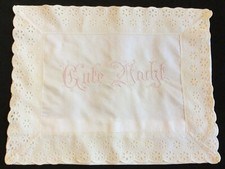 Vintage Travesseiro Sham "Boa Noite" Guarnição de Renda Abotoada Traseira Bebê Boneca Berço Alemão comprar usado  Enviando para Brazil
