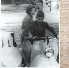 Fofo menino andando scooter boa criança motociclista linda mulher motocicleta foto vintage comprar usado  Enviando para Brazil