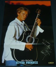 Pôster pinup River Phoenix com guitarra 1988 JPN 11"x16" (28x41cm) #pi/n comprar usado  Enviando para Brazil