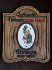 Placa Dewar's White Label misturada de uísque madeira como 22"x19" comprar usado Placa Dewar's White Label misturada de uísque madeira como 22"x19" comprar usado  Enviando para Brazil