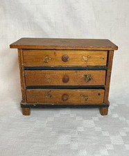 Mini cômoda antiga primitiva com detalhe floral casa de bonecas/amostrador comprar usado  Enviando para Brazil