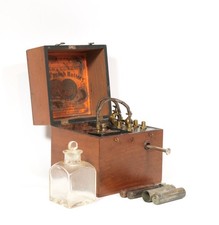 Caixa de choque elétrica Thomas Hall da década de 1860 com bateria de vidro e origem rara. Frasco de solução comprar usado Caixa de choque elétrica Thomas Hall da década de 1860 com bateria de vidro e origem rara. Frasco de solução comprar usado  Enviando para Brazil