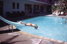 CENA DE PISCINA 35mm SLIDE Foto Encontrada Transparência VINTAGE ORIGINAL 35 T 5 K comprar usado  Enviando para Brazil