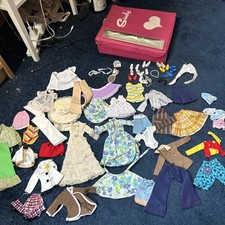 Paquete grande de ropa y accesorios para muñecas Sindy + caja vintage segunda mano  Embacar hacia Mexico