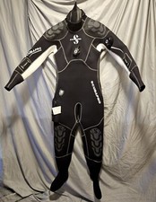 Scubapro muta stagna usato Scubapro muta stagna usato  Spedire a Italy