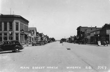 Cartão postal Wagner South Dakota Main Street North Clock cerveja carros antigos 1947 RPPC 771 comprar usado  Enviando para Brazil