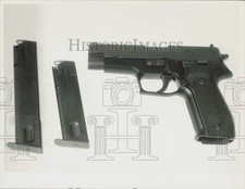 Pistola de mão 1988 Press Photo A modelo 226 9mm semi-automática Sig Sauer. - sra38324 comprar usado  Enviando para Brazil