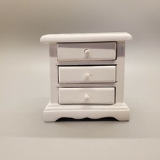  Mesa de cabeceira miniatura de madeira branca para casa de bonecas 3 gavetas escala 1:12 por clássicos  comprar usado  Enviando para Brazil