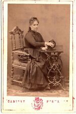 Senhora e máquina de costura. Ucrânia. Kiev.  Armário. N. Alopeus. Década de 1880 comprar usado  Enviando para Brazil