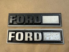 Par de emblemas de capô de caminhão Ford F700 1980-1990 fabricante de equipamento original 80-90 comprar usado  Enviando para Brazil