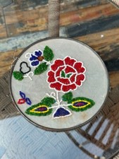 Tampo de mesa redondo floral vintage antigo feito à mão várias cores miçangas trabalho comprar usado  Enviando para Brazil