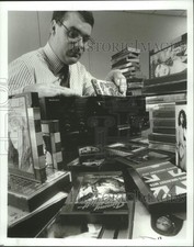 1992 Press Photo Mark Hutchinson of Technics Audio Group com CD player comprar usado  Enviando para Brazil