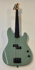 Precision bass fretless usato  Venezia