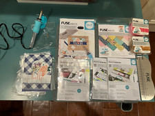 Lote We R Memory Keepers ferramenta fusível, tapete, franja, régua, papel fusível e capas para fotos comprar usado  Enviando para Brazil