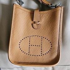 BOLSA DE OMBRO DE COURO MARROM COM LOGOTIPO H comprar usado  Enviando para Brazil