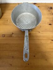 Ancienne passoire aluminium d'occasion Ancienne passoire aluminium d'occasion  Moyenmoutier