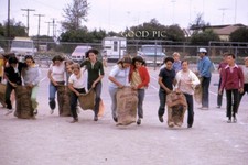 #J88 - uma foto de slide vintage 35mm - Meninos-Meninas - Corrida de saco de batata - 1973 comprar usado  Enviando para Brazil
