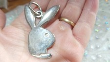 Pendentif lapin playboy d'occasion  Pouilly-sous-Charlieu
