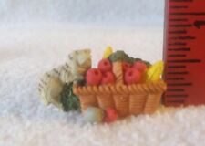 Casa de bonecas gatinho em miniatura olhando na cesta de frutas e vegetais comprar usado  Enviando para Brazil