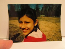Usado, FOTOGRAFIA ENCONTRADA VINTAGE ARTE COLORIDA FOTO ANTIGA ORIGINAL MENINA MORENA SORRISO FOTO comprar usado  Enviando para Brazil