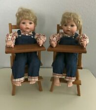 CONJUNTO DE GÊMEOS Boneca Menina Macacão Denim Babadores Cadeira Alta de Madeira com Bandeja e Caixa de Música comprar usado  Enviando para Brazil