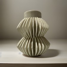 Vaso de porcelana branco CB2 Celia com nervuras pequeno feito à mão comprar usado Vaso de porcelana branco CB2 Celia com nervuras pequeno feito à mão comprar usado  Enviando para Brazil