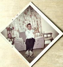 FOTO VINTAGE OFF-SET DÉCADA DE 1960 Rockabilly Cowboy com Cachorro Pequim Grande Cadeira Rosa Gay Int comprar usado  Enviando para Brazil