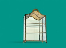 Vitrina de cristal con intrincados detalles dorados y una pieza de diseño atemporal segunda mano  Embacar hacia Mexico