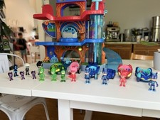Masks deluxe headquarters for sale  Marion